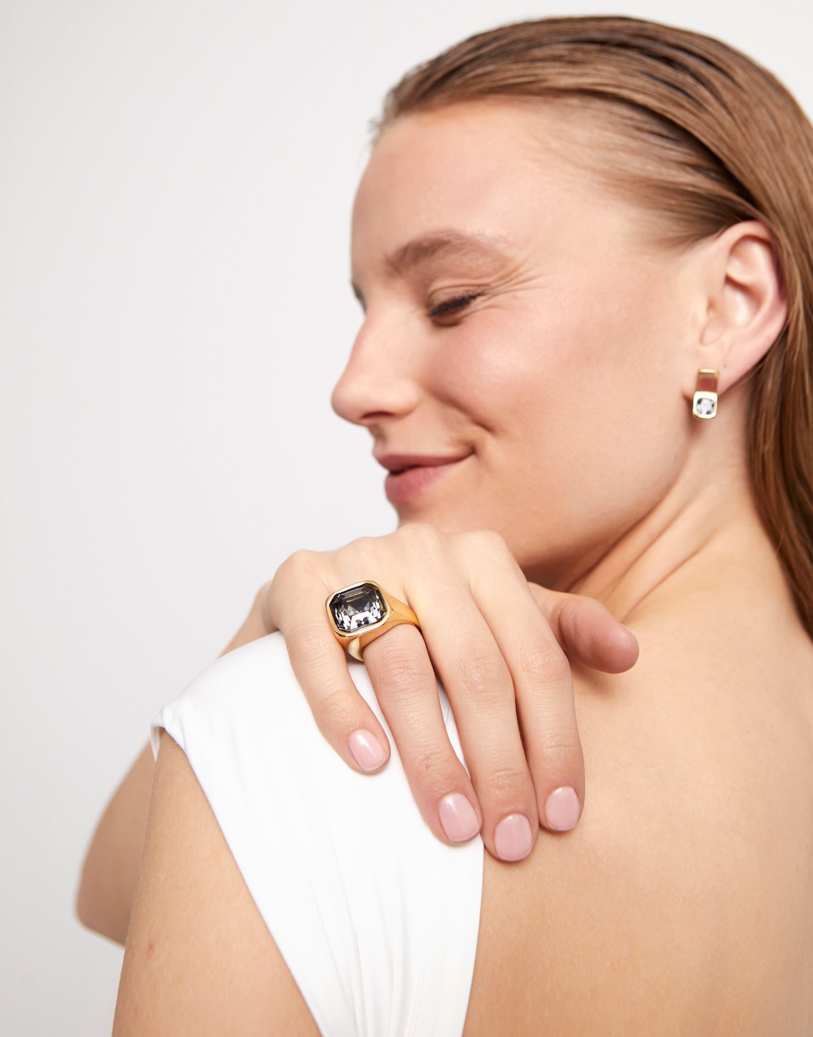 Anillo bañado en oro 18k acabado forma cuadrada y cristal gris, Dorado, large thumbnail
